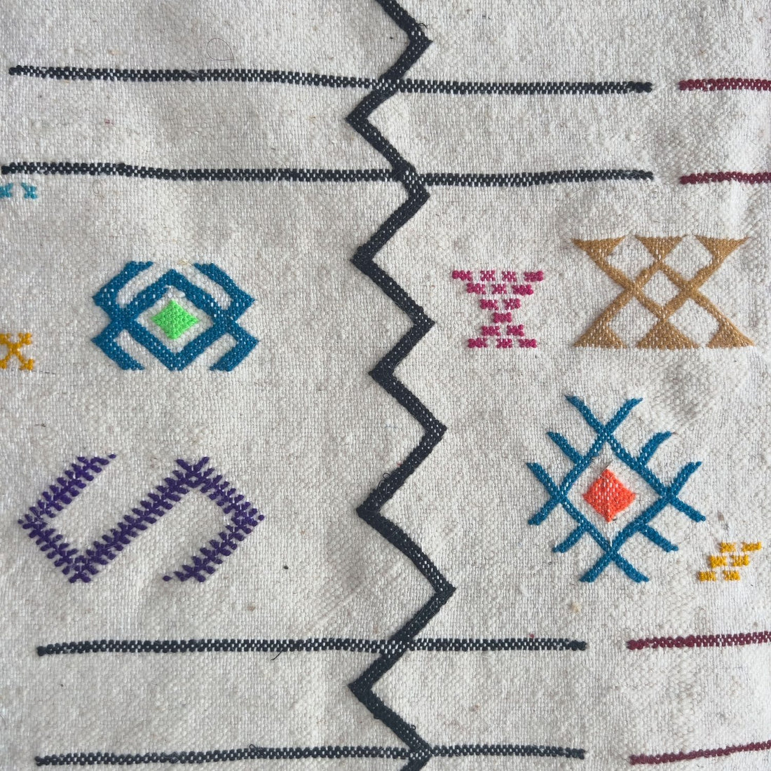Modern Berber Rug – Delicate Multi-colored Geometric Patterns
